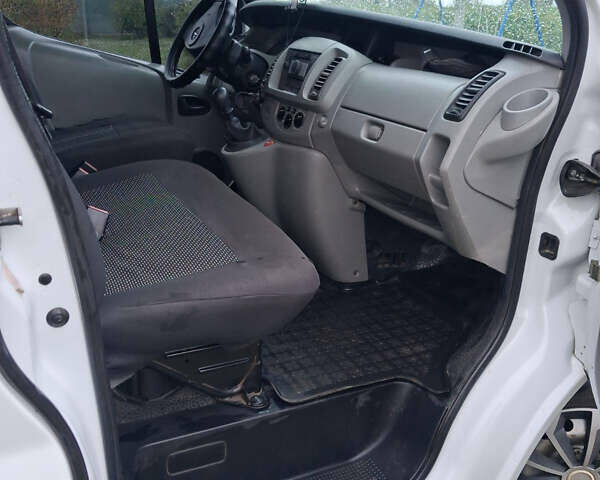 Білий Опель Віваро, об'ємом двигуна 2.46 л та пробігом 320 тис. км за 8500 $, фото 12 на Automoto.ua