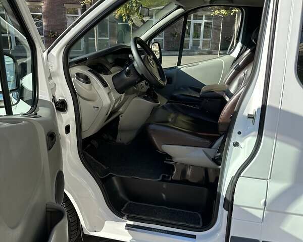 Білий Опель Віваро, об'ємом двигуна 2 л та пробігом 349 тис. км за 8800 $, фото 12 на Automoto.ua