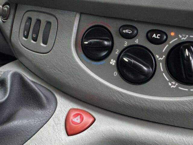 Білий Опель Віваро, об'ємом двигуна 1.9 л та пробігом 280 тис. км за 6600 $, фото 17 на Automoto.ua