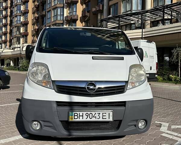 Білий Опель Віваро, об'ємом двигуна 2 л та пробігом 349 тис. км за 8800 $, фото 2 на Automoto.ua