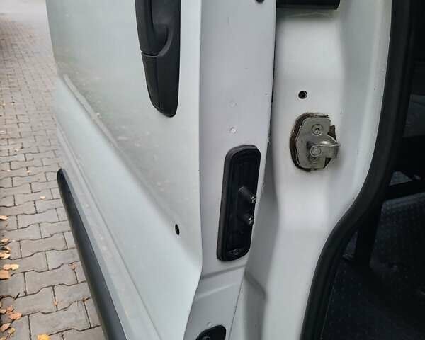 Белый Опель Виваро, объемом двигателя 2 л и пробегом 248 тыс. км за 9500 $, фото 100 на Automoto.ua