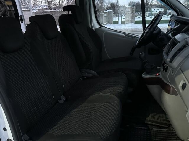 Белый Опель Виваро, объемом двигателя 2 л и пробегом 260 тыс. км за 8800 $, фото 16 на Automoto.ua