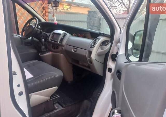 Белый Опель Виваро, объемом двигателя 2 л и пробегом 260 тыс. км за 8500 $, фото 6 на Automoto.ua
