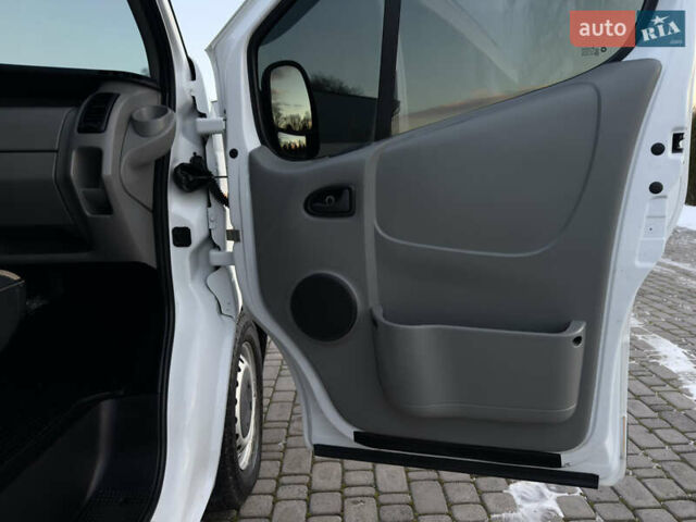 Белый Опель Виваро, объемом двигателя 2 л и пробегом 337 тыс. км за 8850 $, фото 43 на Automoto.ua