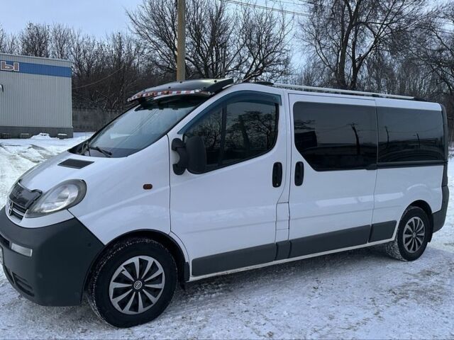 Белый Опель Виваро, объемом двигателя 2 л и пробегом 260 тыс. км за 8800 $, фото 1 на Automoto.ua