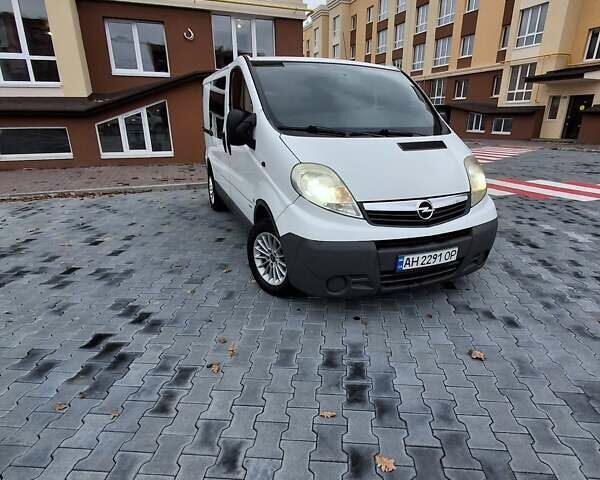 Білий Опель Віваро, об'ємом двигуна 2 л та пробігом 302 тис. км за 8500 $, фото 4 на Automoto.ua