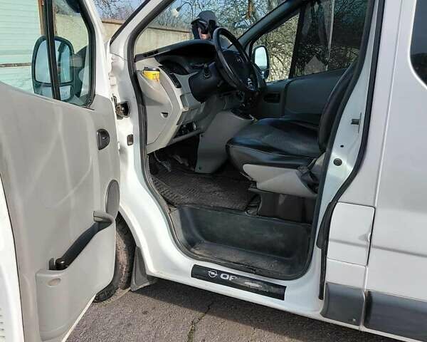 Белый Опель Виваро, объемом двигателя 2 л и пробегом 385 тыс. км за 8800 $, фото 17 на Automoto.ua