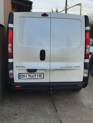 Белый Опель Виваро, объемом двигателя 2 л и пробегом 394 тыс. км за 9300 $, фото 1 на Automoto.ua