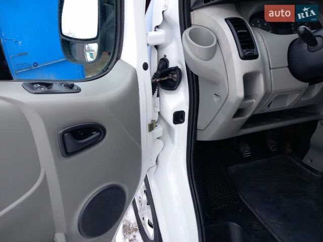 Белый Опель Виваро, объемом двигателя 2 л и пробегом 275 тыс. км за 8900 $, фото 13 на Automoto.ua