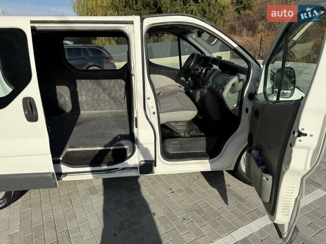 Белый Опель Виваро, объемом двигателя 2 л и пробегом 330 тыс. км за 5999 $, фото 12 на Automoto.ua