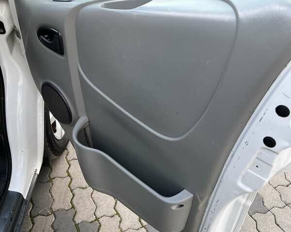 Білий Опель Віваро, об'ємом двигуна 2.46 л та пробігом 585 тис. км за 8300 $, фото 13 на Automoto.ua