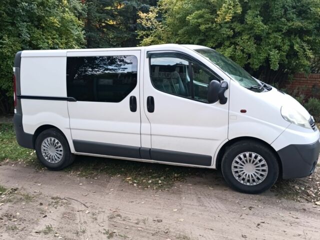 Білий Опель Віваро, об'ємом двигуна 2 л та пробігом 327 тис. км за 8500 $, фото 2 на Automoto.ua