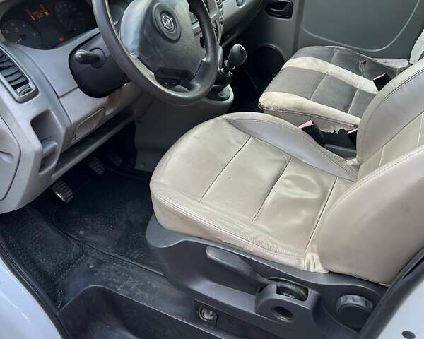 Білий Опель Віваро, об'ємом двигуна 2.46 л та пробігом 585 тис. км за 8300 $, фото 7 на Automoto.ua