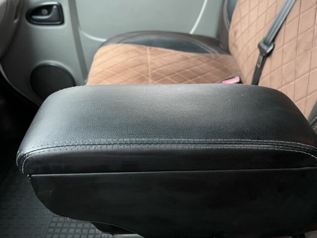 Белый Опель Виваро, объемом двигателя 2 л и пробегом 230 тыс. км за 8800 $, фото 13 на Automoto.ua