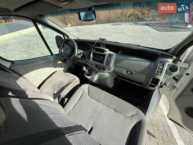 Белый Опель Виваро, объемом двигателя 2 л и пробегом 330 тыс. км за 5999 $, фото 18 на Automoto.ua