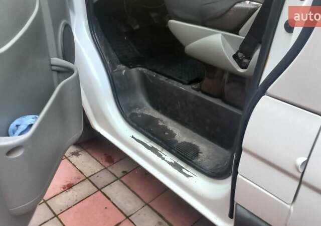 Белый Опель Виваро, объемом двигателя 2 л и пробегом 260 тыс. км за 8500 $, фото 5 на Automoto.ua