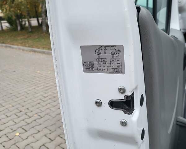 Белый Опель Виваро, объемом двигателя 2 л и пробегом 248 тыс. км за 9500 $, фото 92 на Automoto.ua