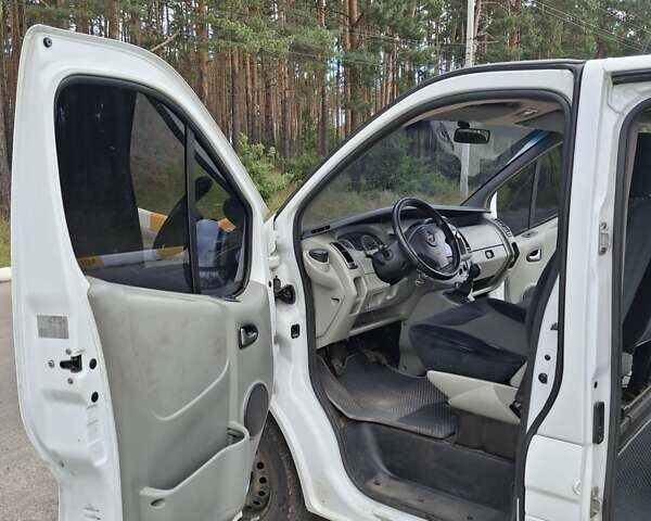 Білий Опель Віваро, об'ємом двигуна 2.46 л та пробігом 278 тис. км за 11000 $, фото 1 на Automoto.ua