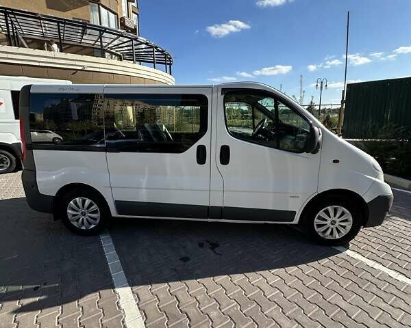 Білий Опель Віваро, об'ємом двигуна 2 л та пробігом 349 тис. км за 8800 $, фото 6 на Automoto.ua