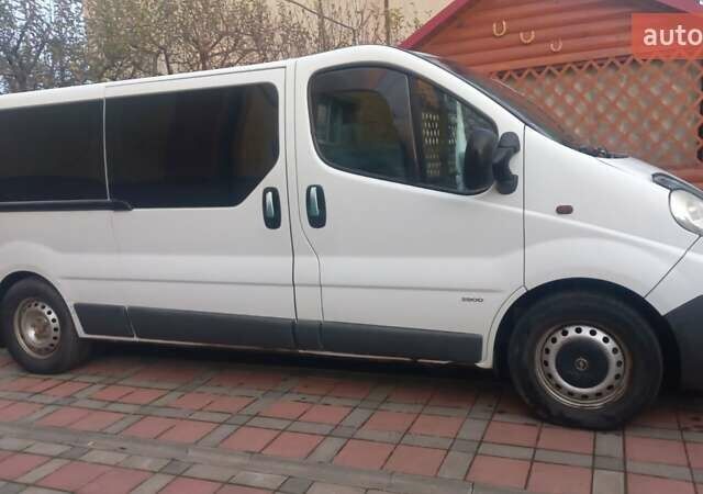 Белый Опель Виваро, объемом двигателя 2 л и пробегом 260 тыс. км за 8500 $, фото 2 на Automoto.ua