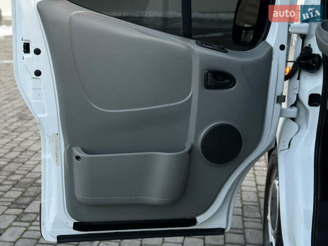 Белый Опель Виваро, объемом двигателя 2 л и пробегом 337 тыс. км за 8850 $, фото 31 на Automoto.ua