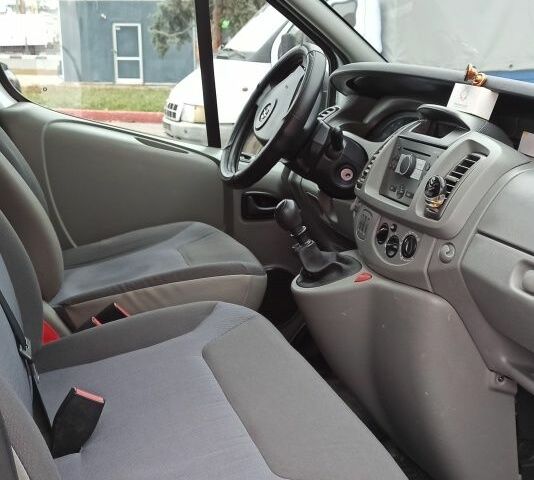 Белый Опель Виваро, объемом двигателя 2 л и пробегом 250 тыс. км за 6300 $, фото 5 на Automoto.ua