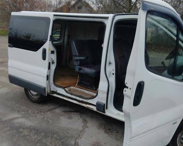 Білий Опель Віваро, об'ємом двигуна 2 л та пробігом 418 тис. км за 6000 $, фото 3 на Automoto.ua