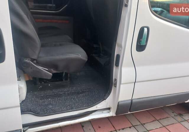 Белый Опель Виваро, объемом двигателя 2 л и пробегом 260 тыс. км за 8500 $, фото 7 на Automoto.ua