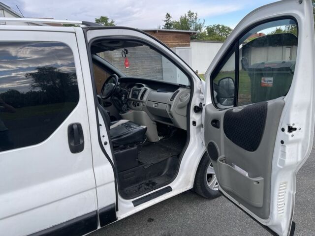 Белый Опель Виваро, объемом двигателя 2 л и пробегом 390 тыс. км за 6500 $, фото 4 на Automoto.ua