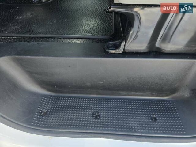 Белый Опель Виваро, объемом двигателя 2 л и пробегом 298 тыс. км за 8500 $, фото 21 на Automoto.ua