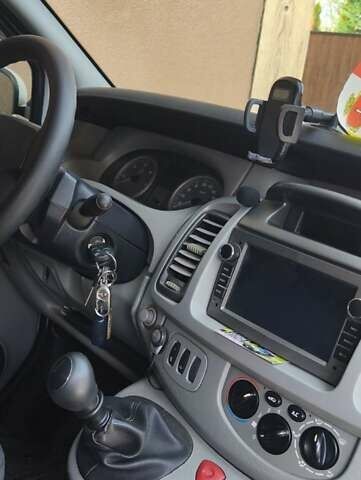 Белый Опель Виваро, объемом двигателя 2 л и пробегом 394 тыс. км за 9300 $, фото 6 на Automoto.ua