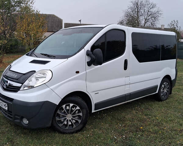 Білий Опель Віваро, об'ємом двигуна 2.46 л та пробігом 320 тис. км за 8500 $, фото 1 на Automoto.ua