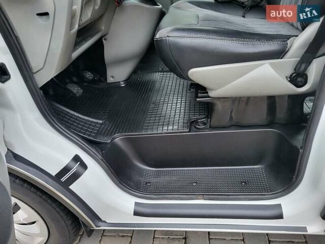 Белый Опель Виваро, объемом двигателя 2 л и пробегом 248 тыс. км за 9500 $, фото 89 на Automoto.ua