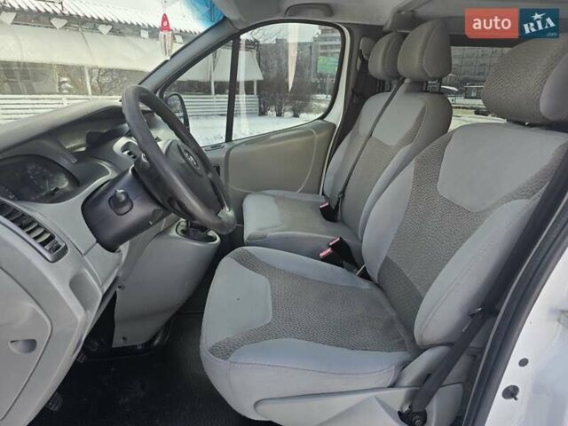 Белый Опель Виваро, объемом двигателя 2 л и пробегом 298 тыс. км за 8500 $, фото 5 на Automoto.ua