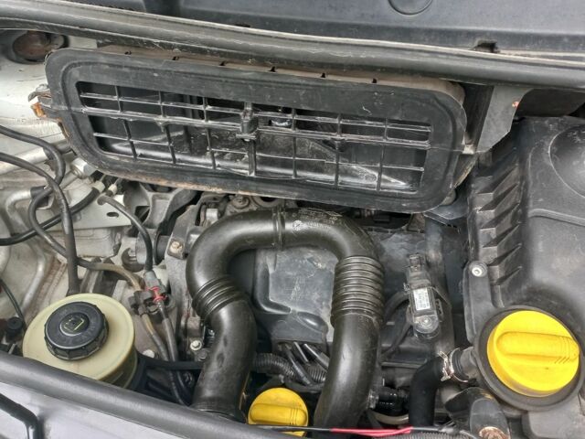 Білий Опель Віваро, об'ємом двигуна 2 л та пробігом 380 тис. км за 8000 $, фото 1 на Automoto.ua