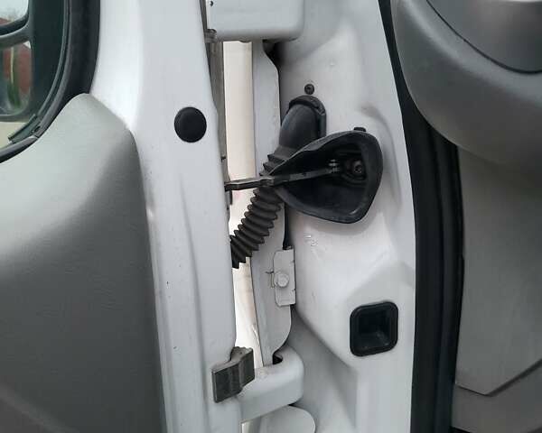 Белый Опель Виваро, объемом двигателя 2 л и пробегом 248 тыс. км за 9500 $, фото 74 на Automoto.ua