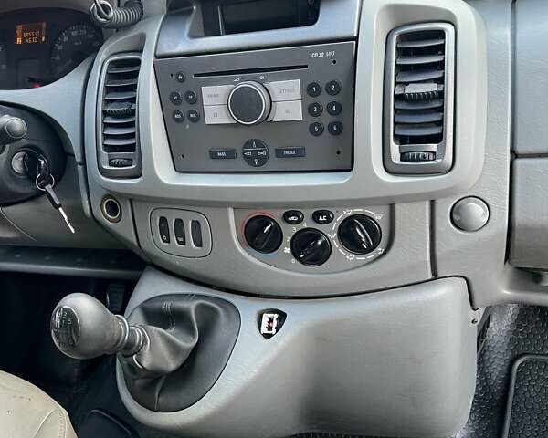 Білий Опель Віваро, об'ємом двигуна 2.46 л та пробігом 585 тис. км за 8300 $, фото 10 на Automoto.ua