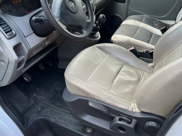 Білий Опель Віваро, об'ємом двигуна 2.5 л та пробігом 585 тис. км за 8300 $, фото 6 на Automoto.ua