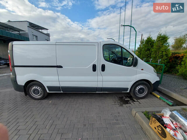 Белый Опель Виваро, объемом двигателя 2 л и пробегом 430 тыс. км за 7900 $, фото 1 на Automoto.ua
