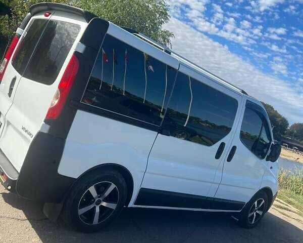 Белый Опель Виваро, объемом двигателя 2 л и пробегом 325 тыс. км за 10800 $, фото 7 на Automoto.ua