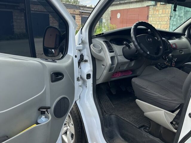 Белый Опель Виваро, объемом двигателя 2.5 л и пробегом 290 тыс. км за 10100 $, фото 10 на Automoto.ua