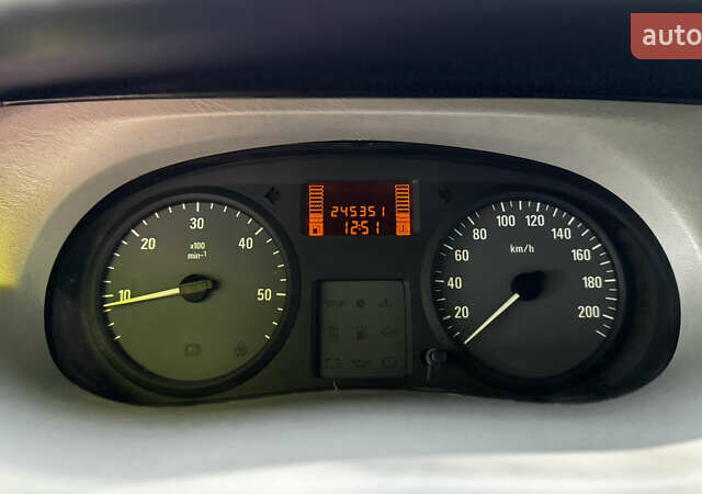 Белый Опель Виваро, объемом двигателя 2.5 л и пробегом 245 тыс. км за 7599 $, фото 19 на Automoto.ua