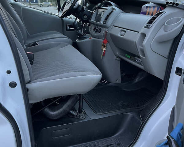 Белый Опель Виваро, объемом двигателя 2 л и пробегом 385 тыс. км за 11900 $, фото 10 на Automoto.ua