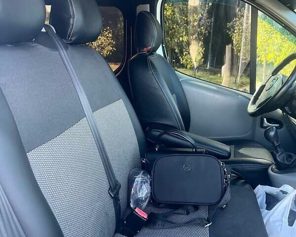 Белый Опель Виваро, объемом двигателя 2 л и пробегом 325 тыс. км за 10800 $, фото 9 на Automoto.ua