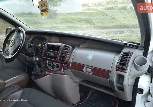 Белый Опель Виваро, объемом двигателя 2.02 л и пробегом 350 тыс. км за 7500 $, фото 9 на Automoto.ua