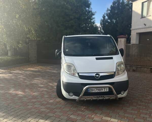 Белый Опель Виваро, объемом двигателя 2 л и пробегом 324 тыс. км за 10999 $, фото 1 на Automoto.ua