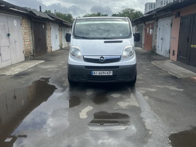 Белый Опель Виваро, объемом двигателя 2.5 л и пробегом 290 тыс. км за 10100 $, фото 1 на Automoto.ua