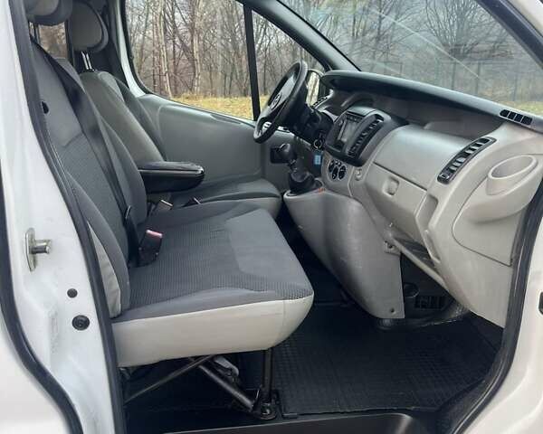 Белый Опель Виваро, объемом двигателя 2 л и пробегом 504 тыс. км за 7900 $, фото 7 на Automoto.ua