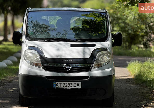 Белый Опель Виваро, объемом двигателя 2.5 л и пробегом 245 тыс. км за 7599 $, фото 2 на Automoto.ua