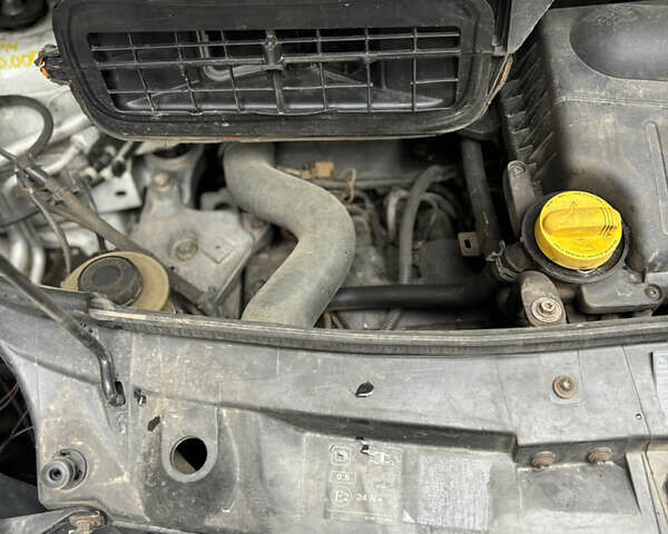 Белый Опель Виваро, объемом двигателя 2.46 л и пробегом 300 тыс. км за 10500 $, фото 1 на Automoto.ua